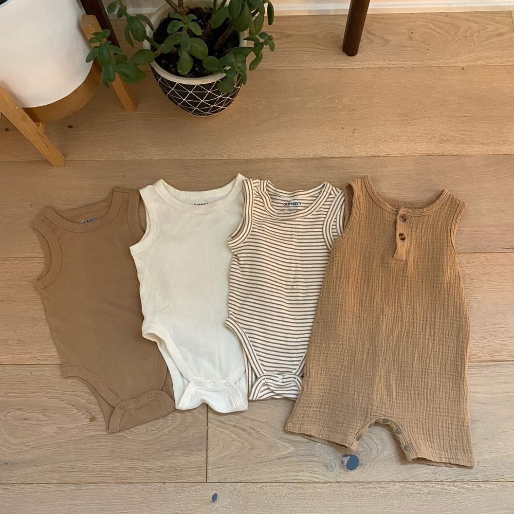 Neutral infant bodysuits
